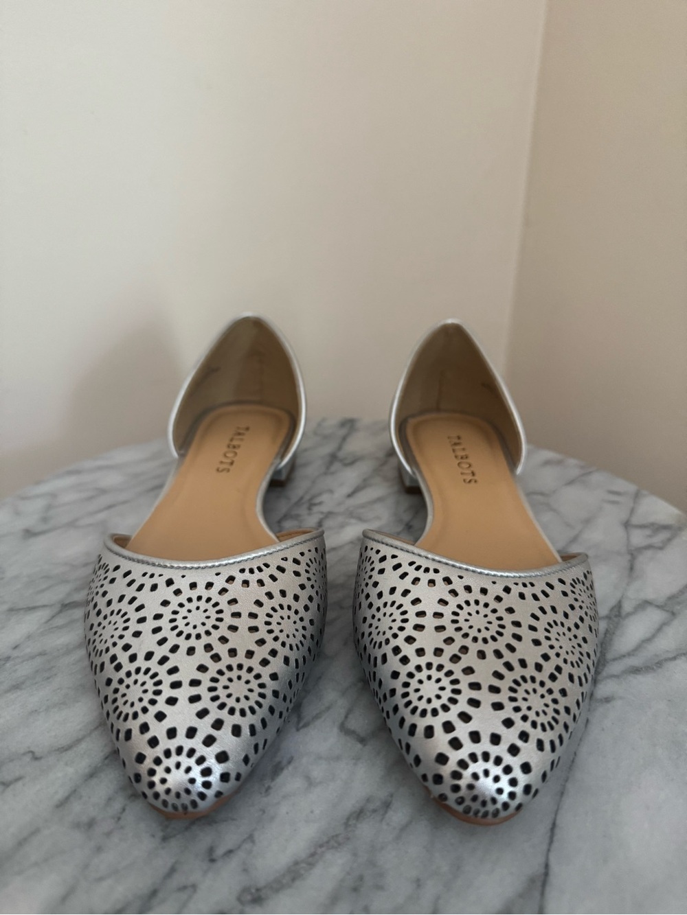Talbots Leather D’Orsay Flats Women’s Size 7 Silver Perforated Pointed Toe - Picture 3 of 10